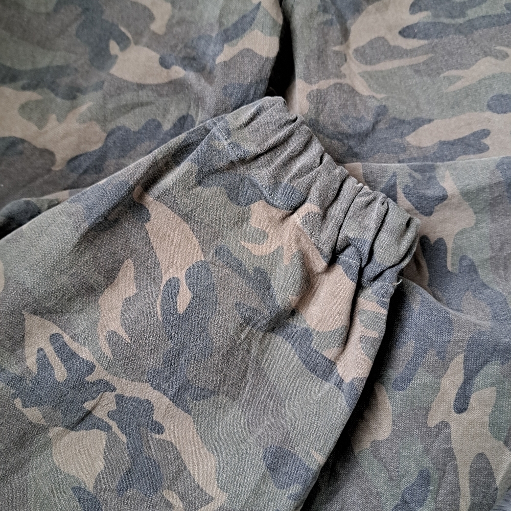 Vici Dime A Dozen Jogger Pants Size Small Camo Elastic Waist Pockets coastal S - Picture 9 of 10